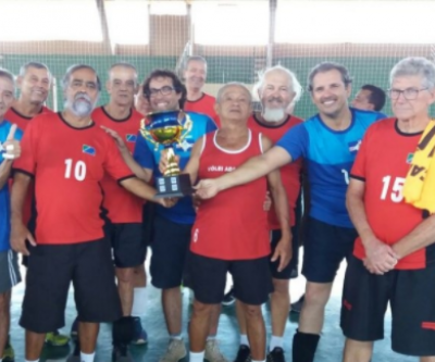 Time Melhor Idade disputa rodada de liga de vôlei adaptado no interior paulista