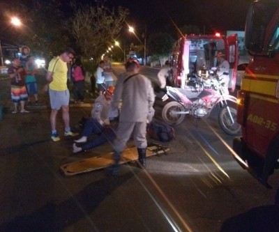 Carro não respeita sinal de pare e causa colisão com motociclista