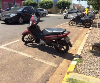Moto é flagrada estacionada em lugar de carro em Três Lagoas 