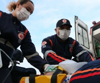 Acidente entre duas motos causa fratura exposta em uma das vítimas