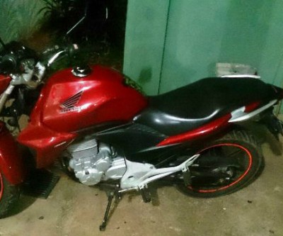 Checagem na frente de clube leva polícia até moto Honda CB 300 furtada