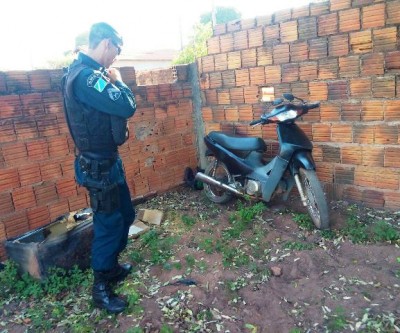 Denúncia anônima leva polícia até moto furtada que estava abandonada 