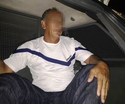 Homem de 54 anos é preso em porta de escola após suposto crime de corrupção de menores  