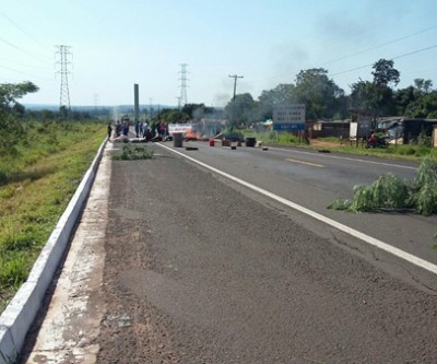 Sem-terra bloquearam e atearam fogo em pneus na BR-262