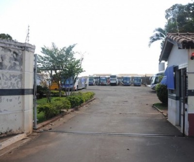 Funcionários de empresa de ônibus enfrentam atraso no salário e vale-alimentação