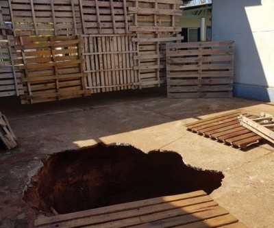 Chão de escola cede e aluna fica ferida no Distrito de Arapuá