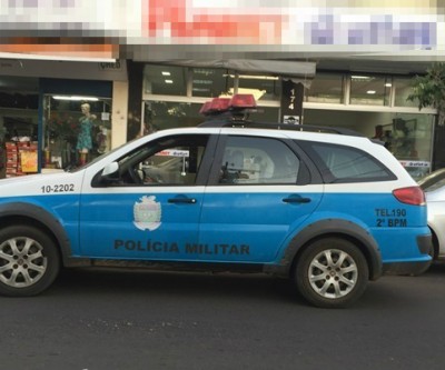 Pedestre bate a cabeça em toldo de loja e aciona a PM para o registro do caso 