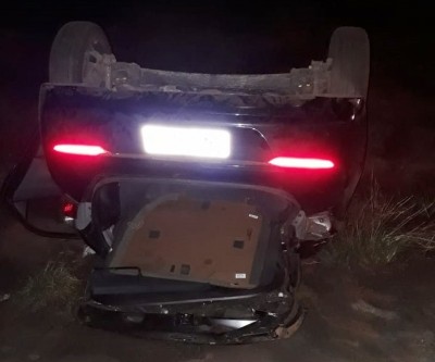 Carro capota na BR-262 e dois homens sofrem ferimentos leves