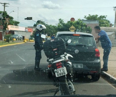 Reportagem flagra “furo de sinal” e abordagem da polícia que vinha atrás do motorista 