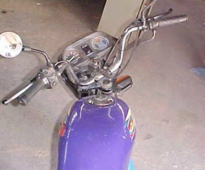 Ladrões anunciam roubo, na fuga moto estraga e acabam espancados por vítima 