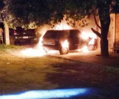 Polícia flagra veículo em chamas no bairro Jardim Novo Aeroporto 