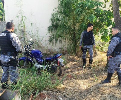Moto com manchas de sangue é encontrada pelo GETAM em terreno baldio 