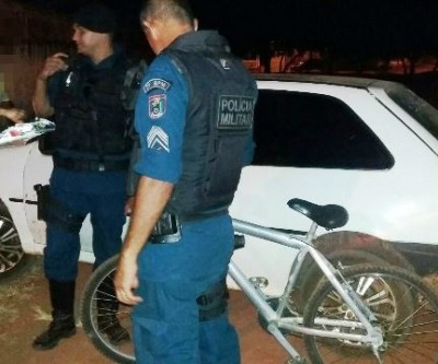 Menores furtam pasta em carro e na fuga, abandonam duas bicicletas 