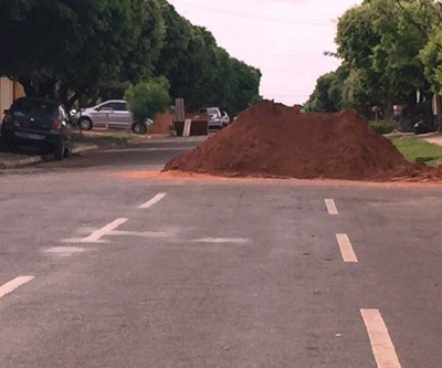 “Morro” de terra causa perigo e riscos de acidentes no bairro Vila Nova