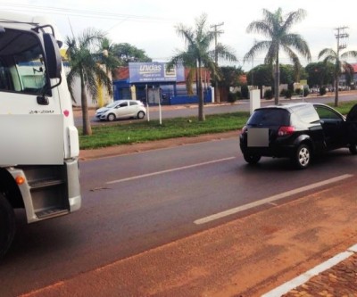 Carreta colide em veículo na Ranulpho Marques Leal