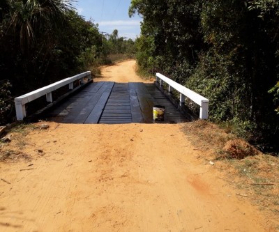 Uma das pontes no assentamento 20 de Março é restaurada