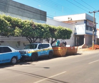 Suspeito tenta desarmar policial e acaba sendo baleado