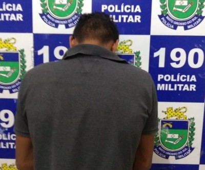 Sob efeito de droga, homem tenta invadir residência e é imobilizado por populares