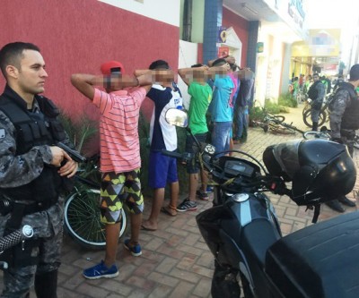 Polícia acaba com baderna na frente de Escola Estadual  no Santos Dumont  