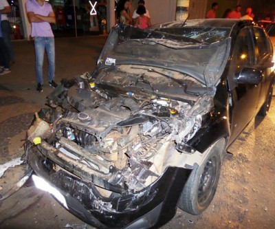 Carro fica com frente destruída em colisão durante a madrugada