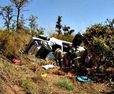 Mulher morre após veículo capotar próximo ao Córrego do Pombo na BR-262