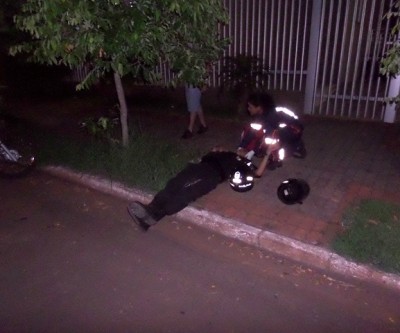 Segurança particular e entregador de jornal ficam feridos em acidente entre motos