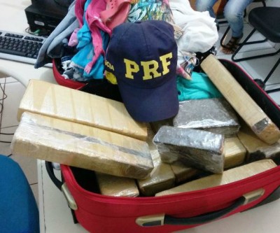 Jovem é presa com drogas avaliada em quase R$ 12 mil