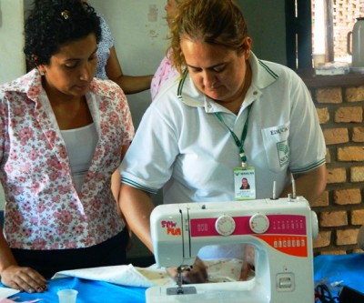 Alunas confeccionam várias roupas durante curso de modelagem   