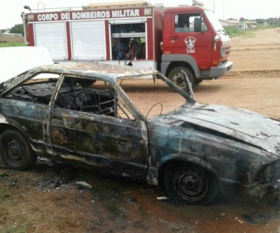 Veículo pega fogo e fica destruído em bairro de Três Lagoas