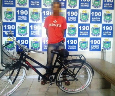 Polícia Militar recupera dois telefones celulares, uma bicicleta e prende receptadores.