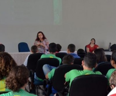 Alunos que utilizam Transporte Rural em Três Lagoas participam de palestra sobre sexualidade