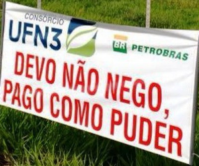 Credor revoltado exibe faixa com dizeres envolvendo a UFN3 de Três Lagoas 