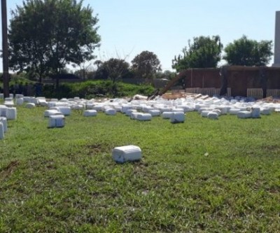 Carreta tomba com 27 toneladas de agrotóxico na saída para Três Lagoas