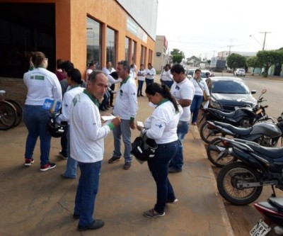 Prefeitura distribui panfletos da campanha Meu Bairro Limpo