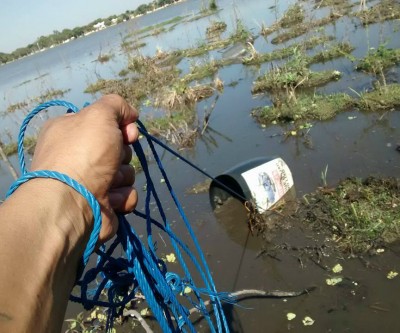 Placas e lixeiras são jogadas na Lagoa Maior de Três Lagoas 
