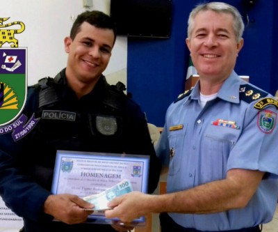 Comandante do 2º Batalhão premia Soldado destaque do mês de Maio