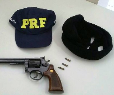 Revólver e touca ninja são apreendidos com caminhoneiro na BR-262
