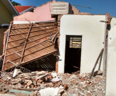 Moradores registram fotos em casa demolida com suspeita de focos da Dengue 