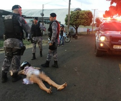 Acidente entre motos deixa uma mulher ferida no bairro Vila Nova 