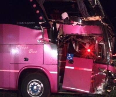 Ônibus de turismo de Três Lagoas bate em caminhão de cana e deixa 10 pessoas feridas perto de Olímpia-SP