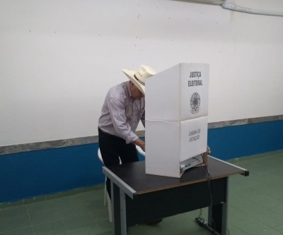 Prefeito Angelo Guerreiro votou no início desta manhã