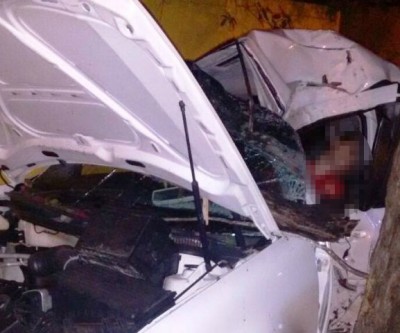 Jovem em Golf tem morte instantânea ao bater em árvore 