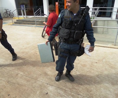 Funcionária de agência bancária encontra computador e aciona polícia