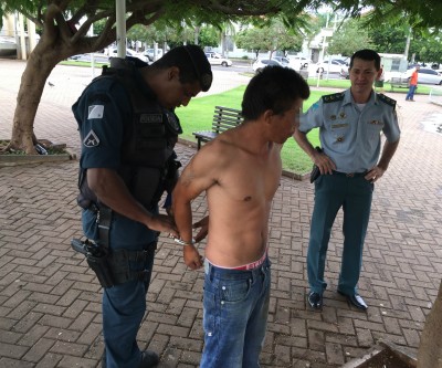 Comandante do 2º BPM prende ladrão na praça Ramez Tebet 