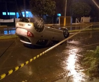 Veículo perde controle ao passar em valeta e capota na Av. Clodoaldo Garcia