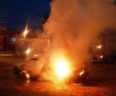 Bombeiros combatem incêndio em veículo no bairro Vila Verde em Três Lagoas 