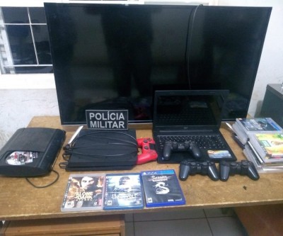 Dupla furta aparelhos eletrônicos de residência, mas é presa após denúncia anônima