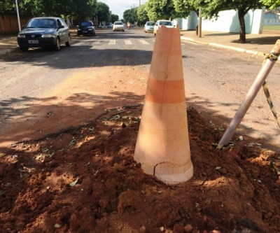 Após acidente com morte, SANESUL não faz reparo em buraco 