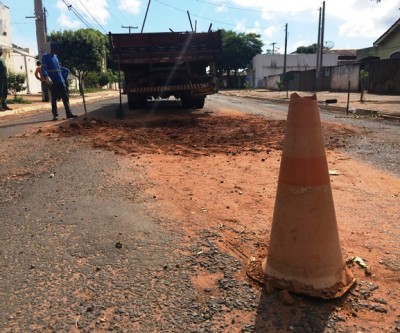 Após 14h de acidente fatal, SANESUL envia equipe para reparar buraco na Maria Guilhermina Esteves 