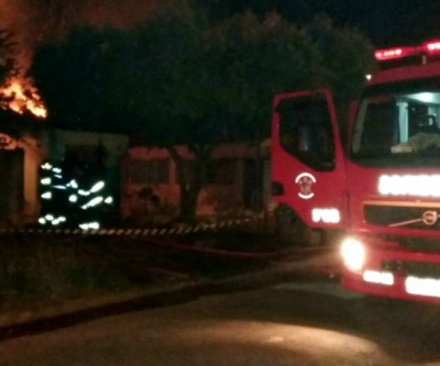 Em Três Lagoas, família perde casa e veículos durante incêndio no São Carlos
